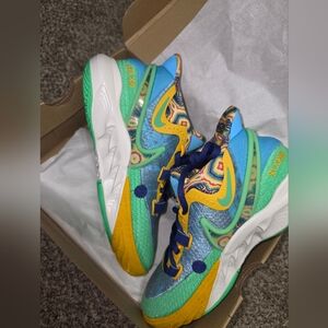 Youth Kyrie Irvings 5.5Y